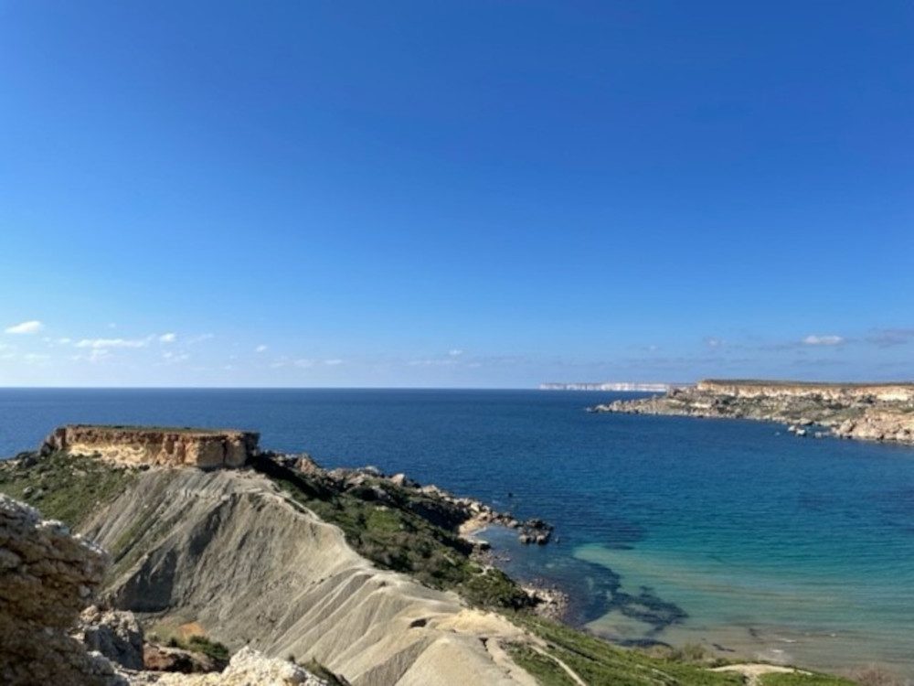 Blick auf das Golden Bay an der Küste von Malta