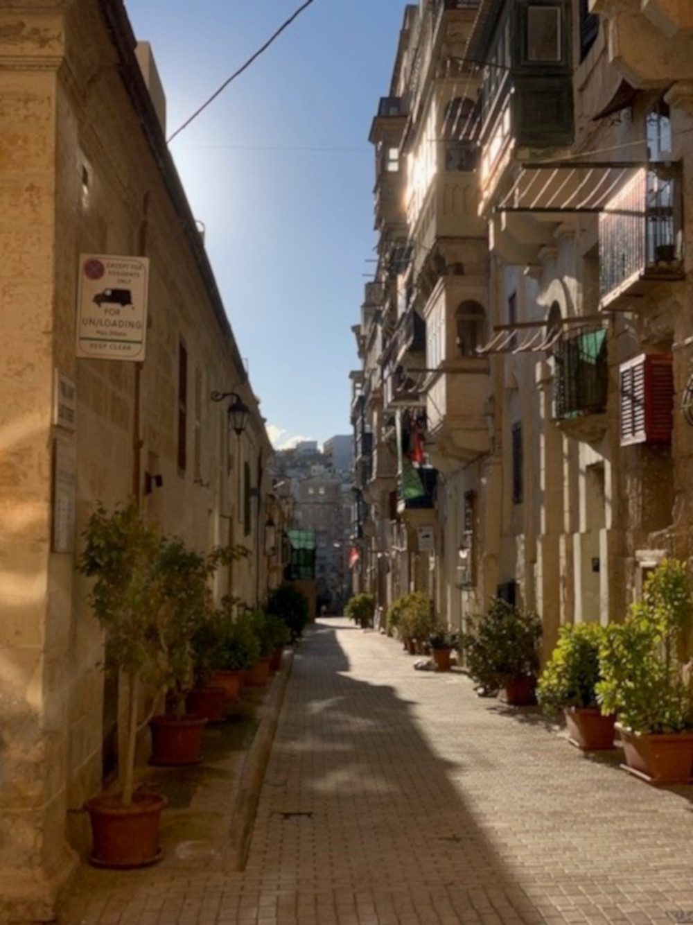 Sonnige Straße in Valletta